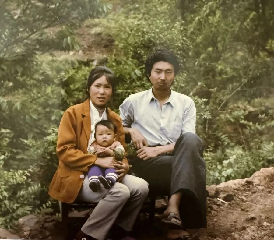 童年时与父母在山里的合影