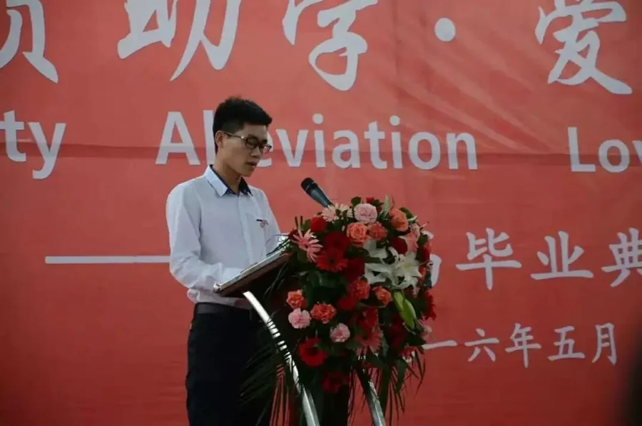 毕业典礼上献花