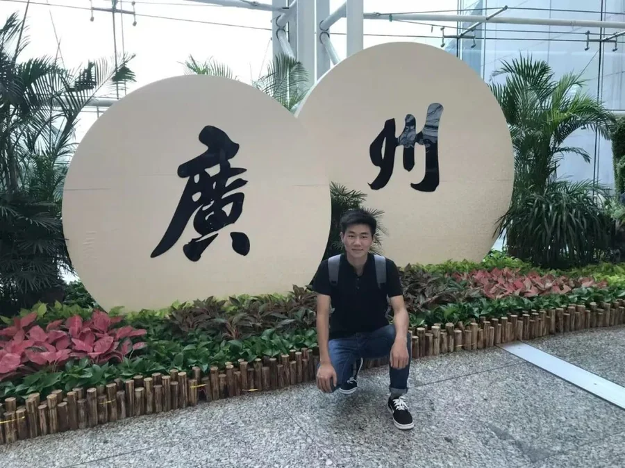 站在广州城市景观前