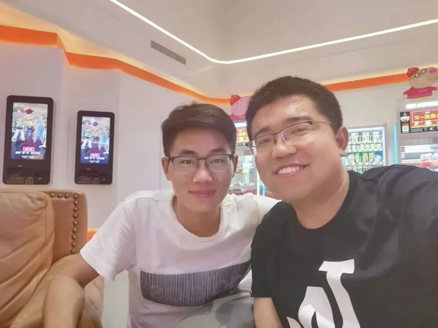 与引路人的合影